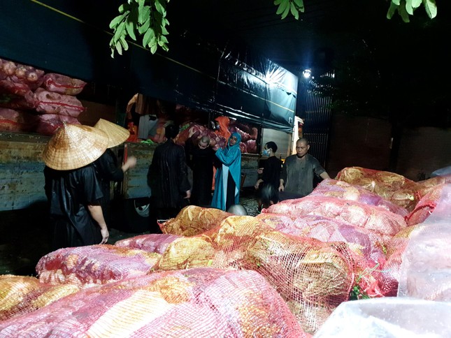 Chư Tăng, Phật tử tu viện Khánh An vận chuyển rau củ quả