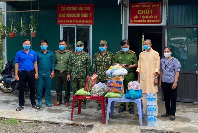 Đại đức Thích Chơn Trí tặng quà ở chốt kiểm dịch phòng Covid-19