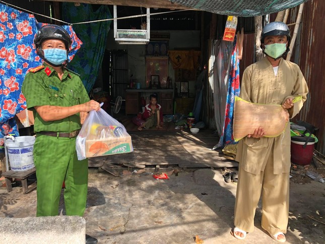 Chùa Hiếu Đức cùng Trưởng Công an TP.Hồng Ngự tặng 100 phần quà Chùa Hiếu Đức cùng Trưởng Công an TP.Hồng Ngự tặng 100 phần quà