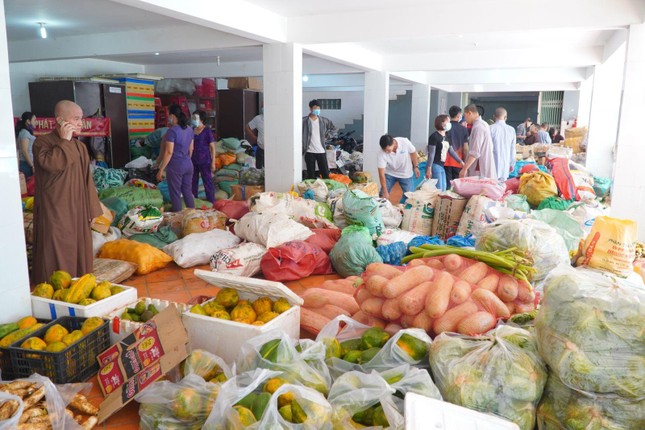 Hàng hóa, rau củ quả được tập kết từ nhiều nơi để ủng hộ người dân TP.HCM và Đông Nai đang phong tỏa phòng Covid-19 Hàng hóa, rau củ quả được tập kết từ nhiều nơi để ủng hộ người dân TP.HCM và Đông Nai đang phong tỏa phòng Covid-19