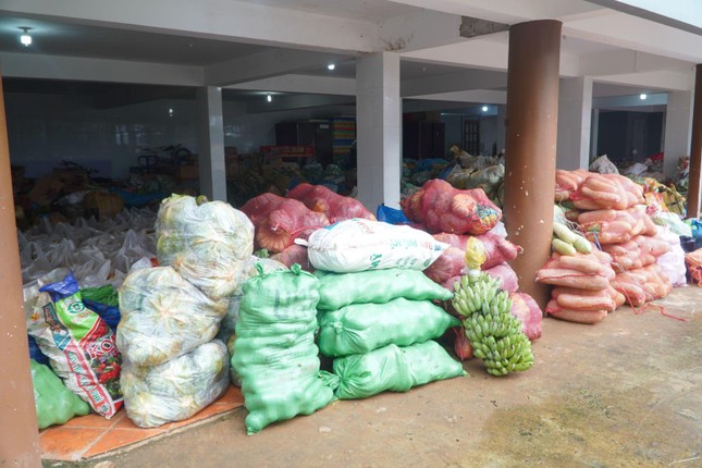 Hàng chục tấn rau củ quả do Ban Trị sự Phật giáo tỉnh Đắk Nông kêu gọi đóng góp đã chuyển đến TP.HCM và đồng Nai Hàng chục tấn rau củ quả do Ban Trị sự Phật giáo tỉnh Đắk Nông kêu gọi đóng góp đã chuyển đến TP.HCM và đồng Nai
