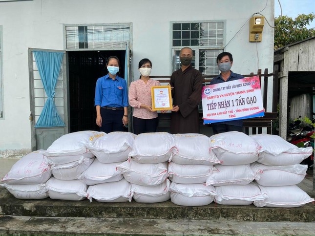 Đại đức Thích Minh Phước tặng quà để hỗ trợ bà con khó khăn