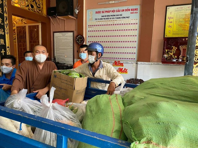 Chuyển hàng cứu trợ đến các điểm cách ly trao đến những gia đình khó khăn Chuyển hàng cứu trợ đến các điểm cách ly trao đến những gia đình khó khăn