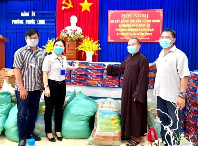 Đại đức Thích Tâm Hiên trao quà đến Ủy ban MTTQVN phường Phước Long Đại đức Thích Tâm Hiên trao quà đến Ủy ban MTTQVN phường Phước Long