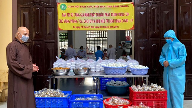 Ban Trị sự Phật giáo tỉnh cùng một gia đình mạnh thường quân nấu ăn gởi đến bà con khu cách ly, phong tỏa trên địa bàn tỉnh Bình Dương