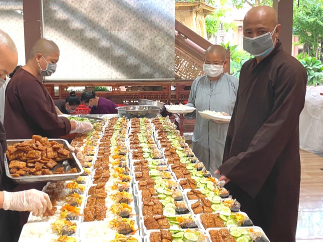 Mỗi ngày Phật giáo Bình Dương nấu 2.000 suất cơm chay phục vụ bà con khu cách ly, phong tỏa