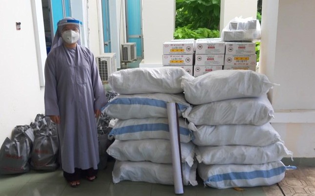 Ni trưởng Thích nữ Như Thảo cùng địa phương trao quà đến những gia đình khó khăn