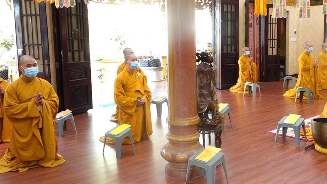 Chư Tăng chùa Minh Đạo tham gia lễ cầu nguyện được truyền hình trực tuyến - Ảnh: Công Minh Chư Tăng chùa Minh Đạo tham gia lễ cầu nguyện được truyền hình trực tuyến - Ảnh: Công Minh