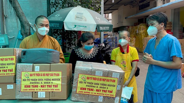 Bác sĩ Hưng đại diện bệnh viện phát biểu cảm ơn đoàn Bác sĩ Hưng đại diện bệnh viện phát biểu cảm ơn đoàn