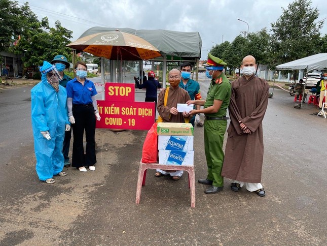 Thăm, tặng quà đến lực lượng kiểm dịch TP.Gia Nghĩa