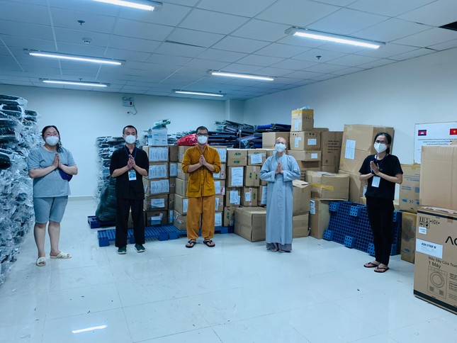 Các tình nguyện viên hỗ trợ chuẩn bị quà tặng đến y bác sĩ bệnh viện