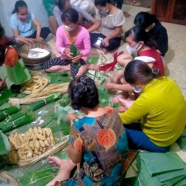 Người dân sống gần chốt Cầu 110 cùng gói bánh chưng, bánh tét giúp người đi đường đỡ đói lòng tối ngày 28-7 Người dân sống gần chốt Cầu 110 cùng gói bánh chưng, bánh tét giúp người đi đường đỡ đói lòng tối ngày 28-7