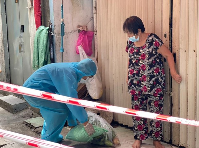 Tình nguyện viên trao quà đến những gia đình trong khu cách ly