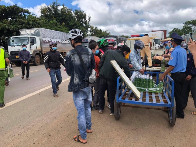 Những bình xăng 1,5 lít được đưa đến để người chạy xe máy về quê đổ vào phương tiện của mình Những bình xăng 1,5 lít được đưa đến để người chạy xe máy về quê đổ vào phương tiện của mình