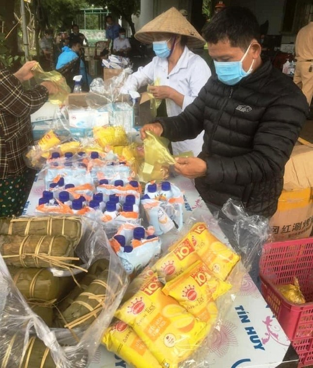 Hàng trăm suất cơm mỗi ngày được người dân Chư Pưh (Gia Lai) gần chốt cầu 110 đưa đến cho người về quê ngang qua khu vực này Hàng trăm suất cơm mỗi ngày được người dân Chư Pưh (Gia Lai) gần chốt cầu 110 đưa đến cho người về quê ngang qua khu vực này