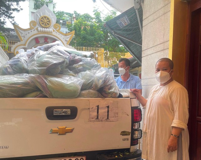 Quà tập kết tại tổ đình Từ Nghiêm gởi hỗ trợ đến những gia đình thuộc phường 4, quận 10