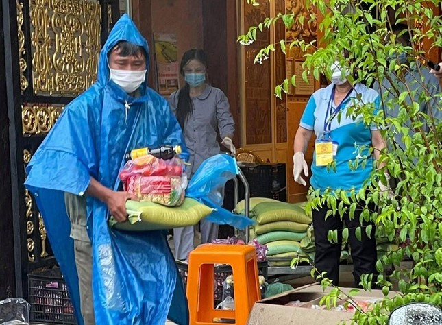 Chia sẻ quà đến người nghèo bị ảnh hưởng bởi dịch bệnh Covid-19