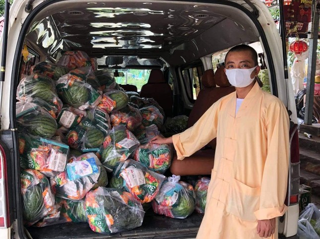 Đại đức Thích Chơn Trí chuyển quà đến khu vực cách ly tặng đến những gia đình khó khăn Đại đức Thích Chơn Trí chuyển quà đến khu vực cách ly tặng đến những gia đình khó khăn