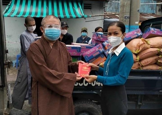Thượng tọa Thích Chơn Trí trao quà gởi đến bà con xã Bình Hàng Trung Thượng tọa Thích Chơn Trí trao quà gởi đến bà con xã Bình Hàng Trung