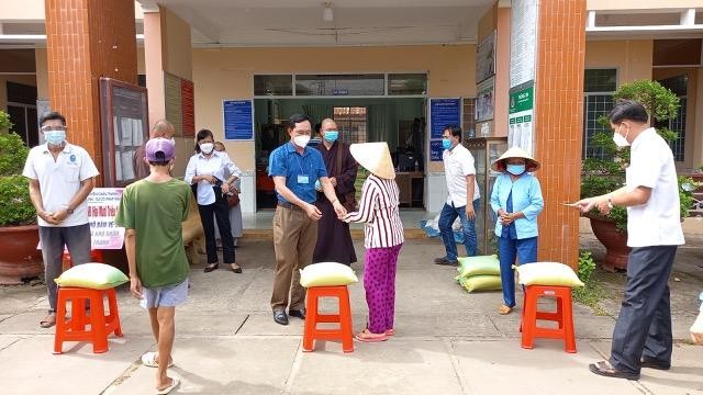 Quà tặng đến bà con khó khăn trong mùa giãn cách Quà tặng đến bà con khó khăn trong mùa giãn cách