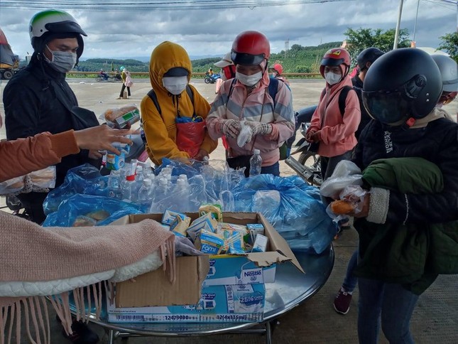 Quà bánh, nước uống tặng đến người trên đường về quê Quà bánh, nước uống tặng đến người trên đường về quê