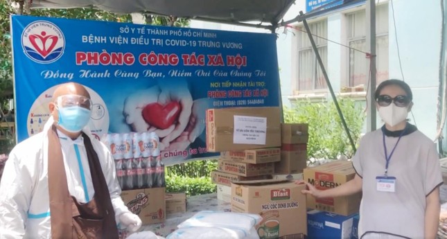 Thượng tọa Thích Chơn Tịnh trao tặng đồ bảo hộ đến y bác sĩ Bệnh viện Trưng Vương - Ảnh: T.Q