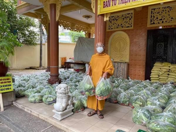 Tịnh xá Trung Tâm chia ra 745 phần rau củ quả và đem đến cho các hộ dân