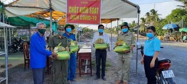 Đoàn trao quà tại chốt kiểm dịch