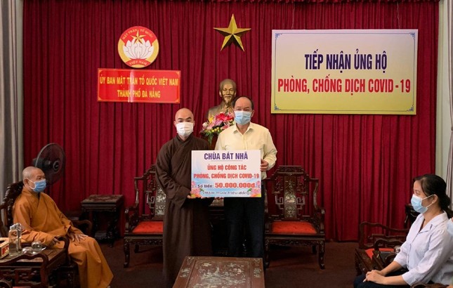 Thượng toạ Thích Chúc Tín, Phó Ban Trị sự Phật giáo quận Hải Châu, trụ trì chùa Bát Nhã trao tặng Ủy ban MTTQVN TP.Đà Nẵng chiều ngày 3-8 Thượng toạ Thích Chúc Tín, Phó Ban Trị sự Phật giáo quận Hải Châu, trụ trì chùa Bát Nhã trao tặng Ủy ban MTTQVN TP.Đà Nẵng chiều ngày 3-8