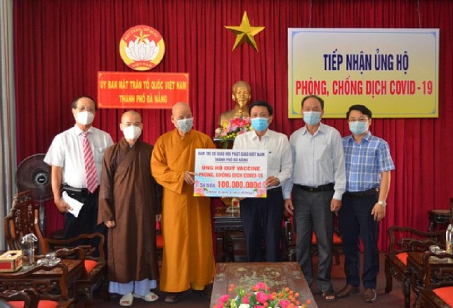 Hòa thượng Thích Thiện Toàn trao số tiền là 100 triệu đồng tới Ủy ban MTTQVN TP.Đà Nẵng Hòa thượng Thích Thiện Toàn trao số tiền là 100 triệu đồng tới Ủy ban MTTQVN TP.Đà Nẵng