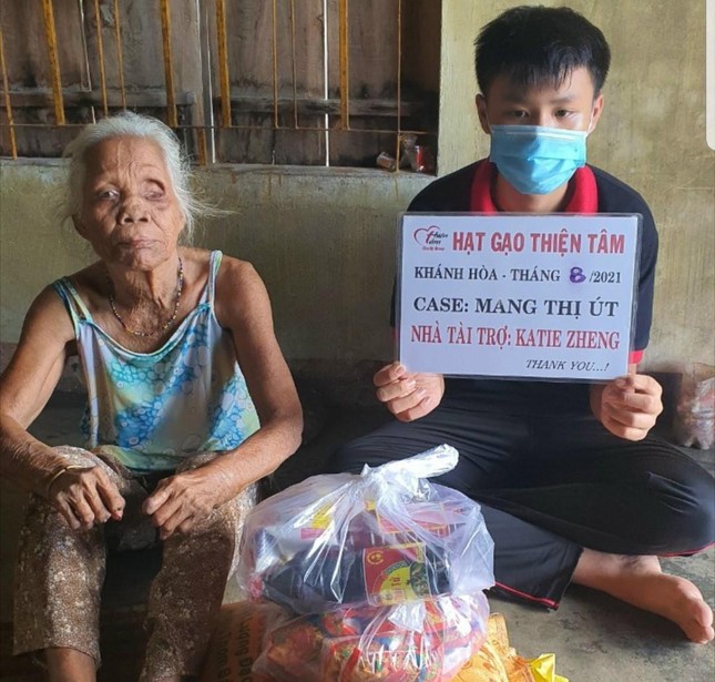 Trao hỗ trợ đến gia đình khó khăn Trao hỗ trợ đến gia đình khó khăn