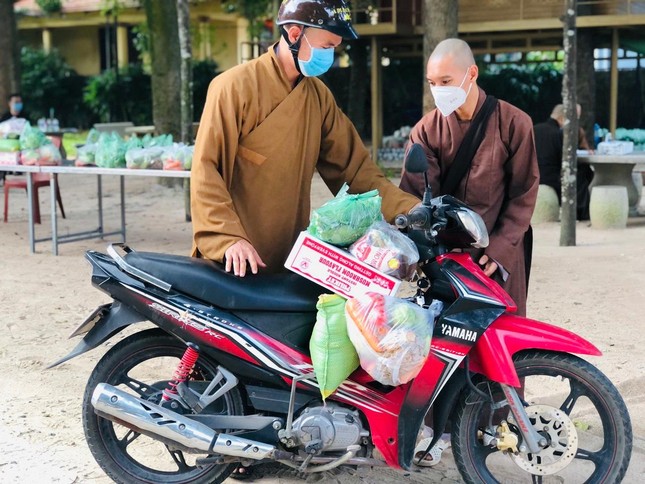 Đại diện các chùa, tịnh thất nhận quà hỗ trợ mùa giãn cách xã hội Đại diện các chùa, tịnh thất nhận quà hỗ trợ mùa giãn cách xã hội