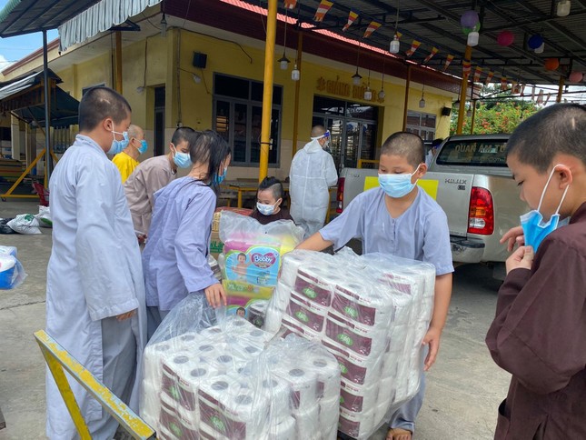 Các em tại mái ấm thuộc chùa Bình An nhận quà từ Quan Âm tu viện - Ảnh: QATV Các em tại mái ấm thuộc chùa Bình An nhận quà từ Quan Âm tu viện - Ảnh: QATV