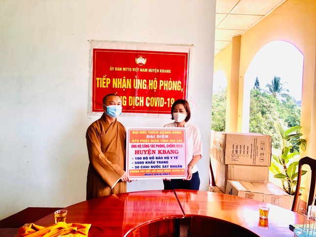 Đại đức Thích Quang Dũng ủng hộ công tác phòng Covid-19 tại Ủy ban MTTQVN huyện Kbang