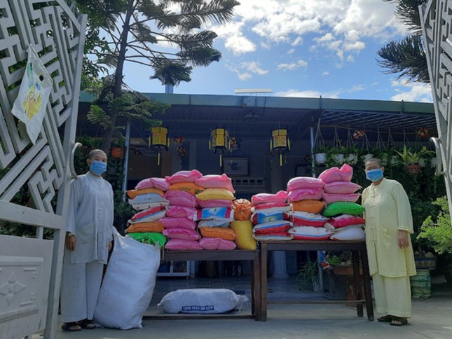 Ni sư Thích nữ Giới Hảo và tịnh thất Diệu Quang hỗ trợ nước uống hằng ngày, trao quà cho các chốt trên địa bàn phường Hòa Hiệp Bắc Ni sư Thích nữ Giới Hảo và tịnh thất Diệu Quang hỗ trợ nước uống hằng ngày, trao quà cho các chốt trên địa bàn phường Hòa Hiệp Bắc