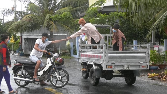 Nhóm từ thiện chùa Đồng Hòa trao suất điểm tâm sáng đến bà con Nhóm từ thiện chùa Đồng Hòa trao suất điểm tâm sáng đến bà con