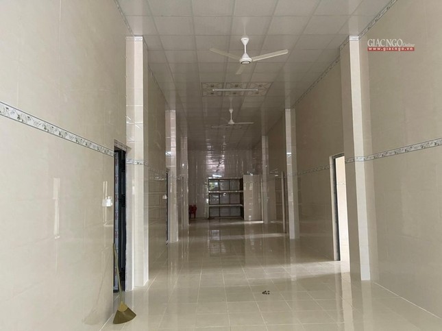 Các dãy phòng cho y bác sĩ mượn làm nơi nghỉ sau ca trực - Ảnh: TT Các dãy phòng cho y bác sĩ mượn làm nơi nghỉ sau ca trực - Ảnh: TT