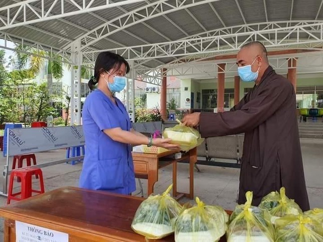 Thượng tọa Thích Thiện Quý trao suất cơm hỗ trợ người khó khăn Thượng tọa Thích Thiện Quý trao suất cơm hỗ trợ người khó khăn