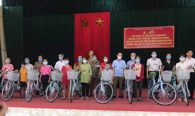 Trao quà đến em học sinh nhân năm học mới
