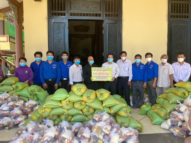 Chùa Bửu Minh trao tặng 250 phần quà đến bà con nghèo gặp nhiều khó khăn Chùa Bửu Minh trao tặng 250 phần quà đến bà con nghèo gặp nhiều khó khăn