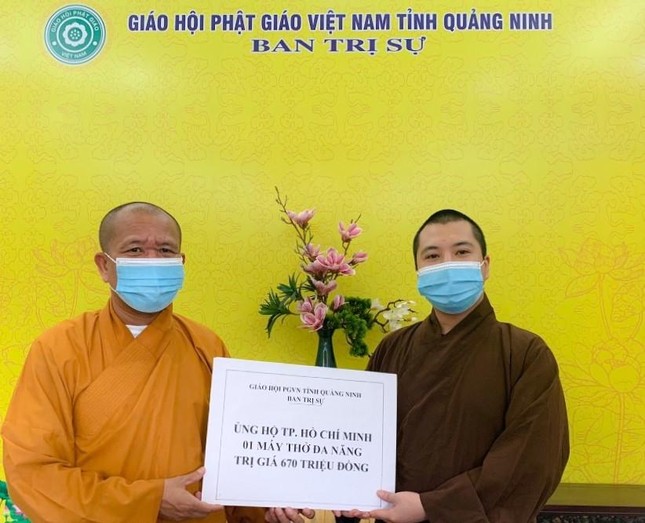 Thượng tọa Thích Đạo Hiển, Ủy viên Hội đồng Trị sự, Phó Trưởng ban kiêm Chánh Thư ký Ban Trị sự GHPGVN tỉnh Quảng Ninh thay mặt Ban Trị sự trao tặng một máy thở đa năng đến TP.HCM Thượng tọa Thích Đạo Hiển, Ủy viên Hội đồng Trị sự, Phó Trưởng ban kiêm Chánh Thư ký Ban Trị sự GHPGVN tỉnh Quảng Ninh thay mặt Ban Trị sự trao tặng một máy thở đa năng đến TP.HCM