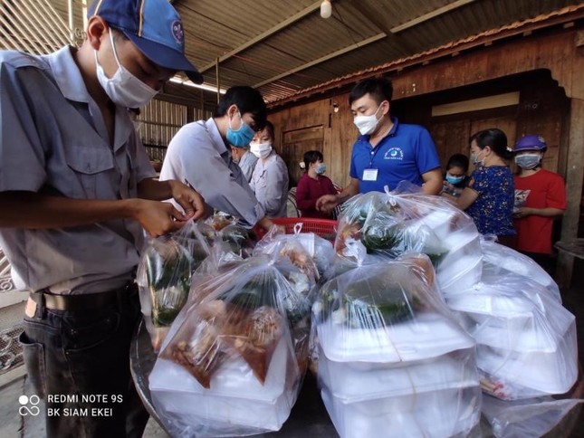 Các huynh trưởng chuẩn bị suất cơm tặng đến hai điểm cách ly