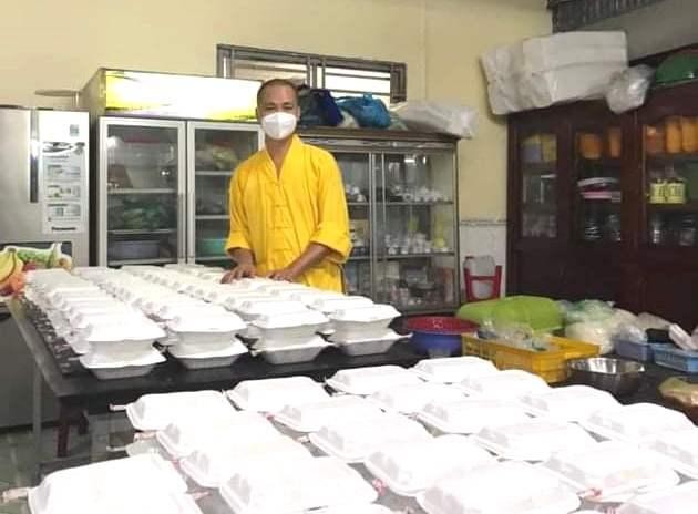 Những suất ăn chuẩn bị tặng đến người nghèo