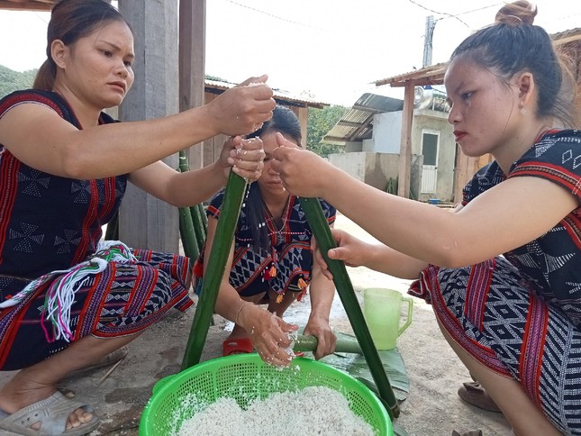 Những ống lồ ô, nứa được lấy từ rừng mang về nấu cơm Những ống lồ ô, nứa được lấy từ rừng mang về nấu cơm