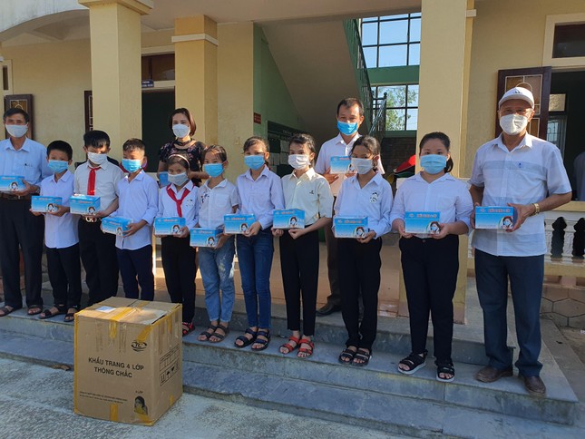 Tặng khẩu trang cho học sinh Trường Trung học Cơ sở An Ninh Tặng khẩu trang cho học sinh Trường Trung học Cơ sở An Ninh