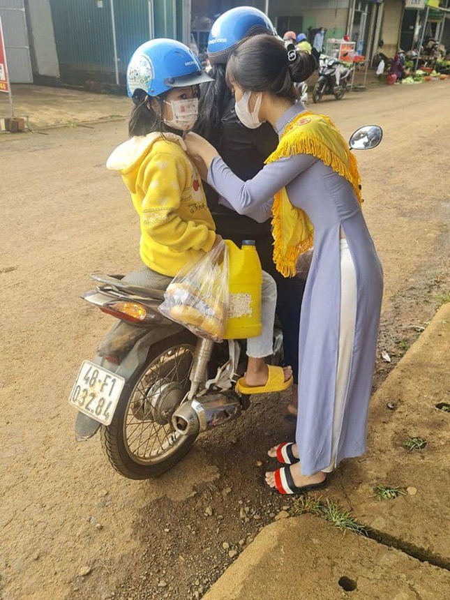 Hoa hồng cho em nhỏ ở nông thôn Hoa hồng cho em nhỏ ở nông thôn