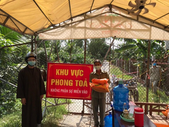 Thượng tọa Thích Thiện Thông trao quà tại khu phong tỏa