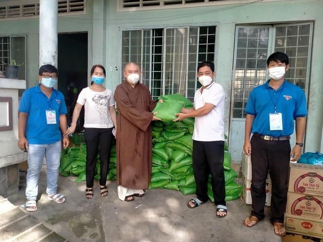 Thượng Tọa Thích Chơn Trí trao quà đến đại diện phường để trao đến người dân khó khăn