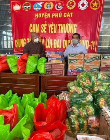 Phật giáo huyện Phù Cát chia sẻ yêu thương