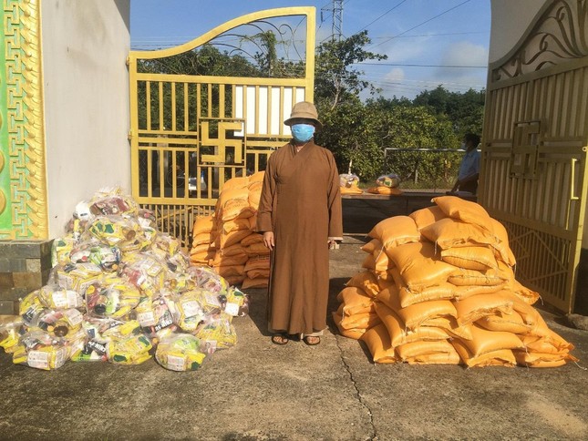 Chuẩn bị quà trao đến người nghèo